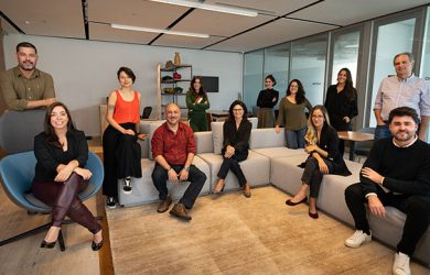 equipe comercial brasileira usando dashboard de dados e inteligência artificial para vendas B2B no Brasil